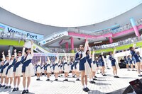 「大人サバイバー」をパフォーマンスするラストアイドル。