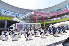 「大人サバイバー」をパフォーマンスするラストアイドル。