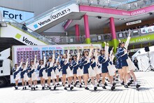 「大人サバイバー」をパフォーマンスするラストアイドル。