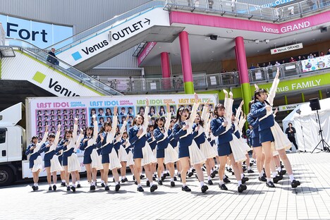 「大人サバイバー」をパフォーマンスするラストアイドル。