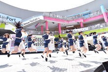 「サブリミナル作戦」をパフォーマンスするラストアイドルの2期生アンダー。