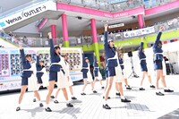 「愛しか武器がない」をパフォーマンスするラストアイドル2期生。