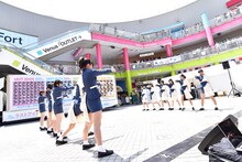 「愛しか武器がない」をパフォーマンスするラストアイドル2期生。