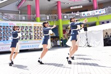 「バンドワゴン」をパフォーマンスするLaLuce。