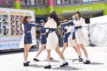 「バンドワゴン」をパフォーマンスするLaLuce。