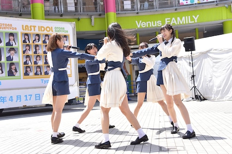 「バンドワゴン」をパフォーマンスするLaLuce。