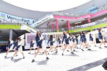 「好きで好きでしょうがない」をパフォーマンスするラストアイドル1期生。