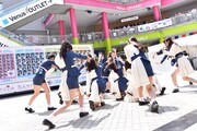 「好きで好きでしょうがない」をパフォーマンスするラストアイドル1期生。