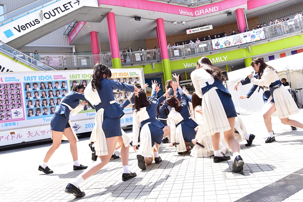 「好きで好きでしょうがない」をパフォーマンスするラストアイドル1期生。