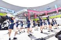 「眩しすぎる流れ星」をパフォーマンスするラストアイドル。