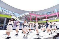 「眩しすぎる流れ星」をパフォーマンスするラストアイドル。