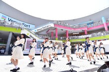 「眩しすぎる流れ星」をパフォーマンスするラストアイドル。