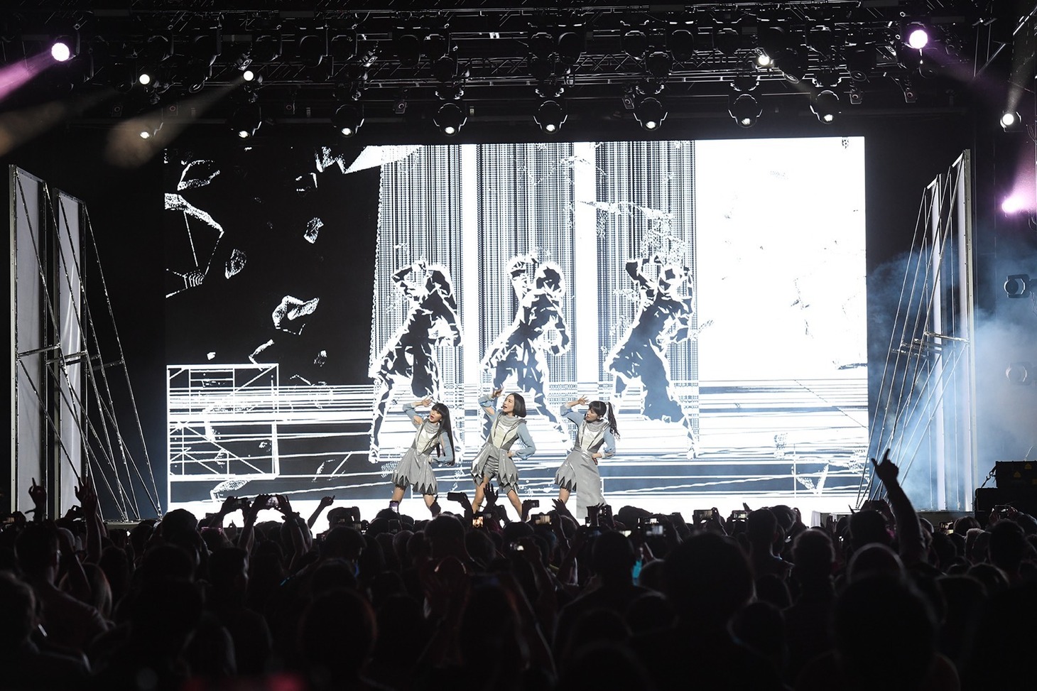 4月14日のGobi Stageで行われたPerfumeのライブの様子。（写真提供：ユニバーサルミュージック）