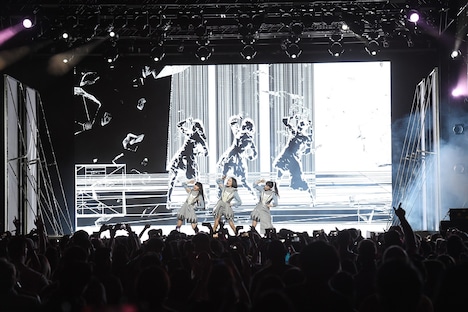 4月14日のGobi Stageで行われたPerfumeのライブの様子。（写真提供：ユニバーサルミュージック）