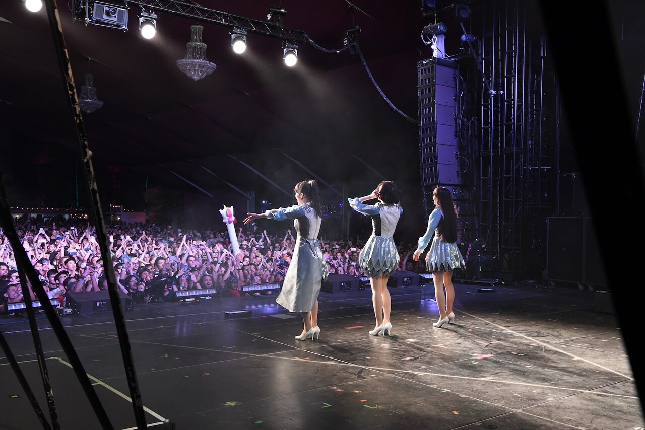 4月14日のGobi Stageで行われたPerfumeのライブの様子。（写真提供：ユニバーサルミュージック）