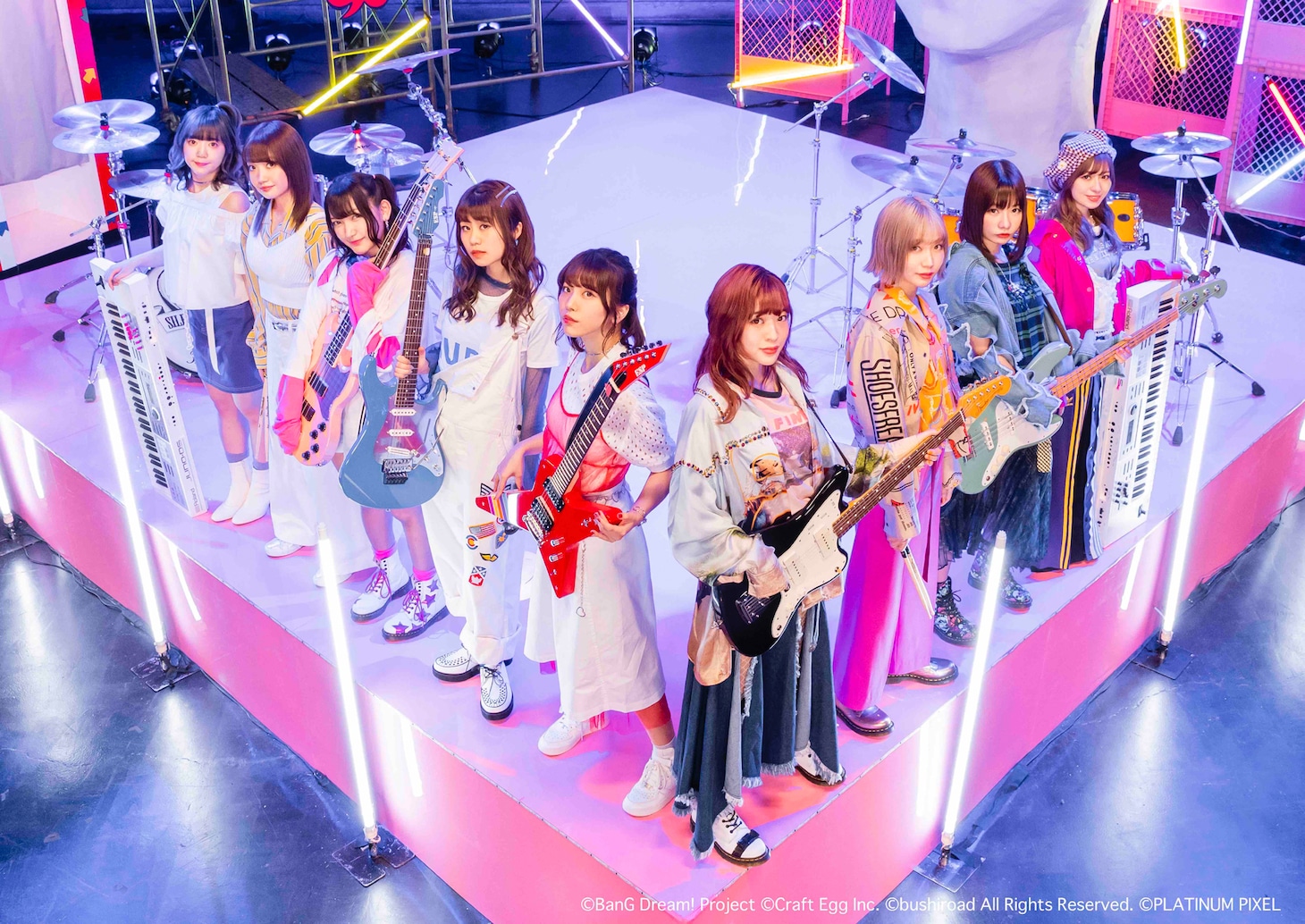 左側がPoppin'Party、右側がSILENT SIREN。