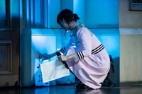 ステージの隅に「平成」を置く上坂すみれ。