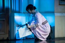 ステージの隅に「平成」を置く上坂すみれ。