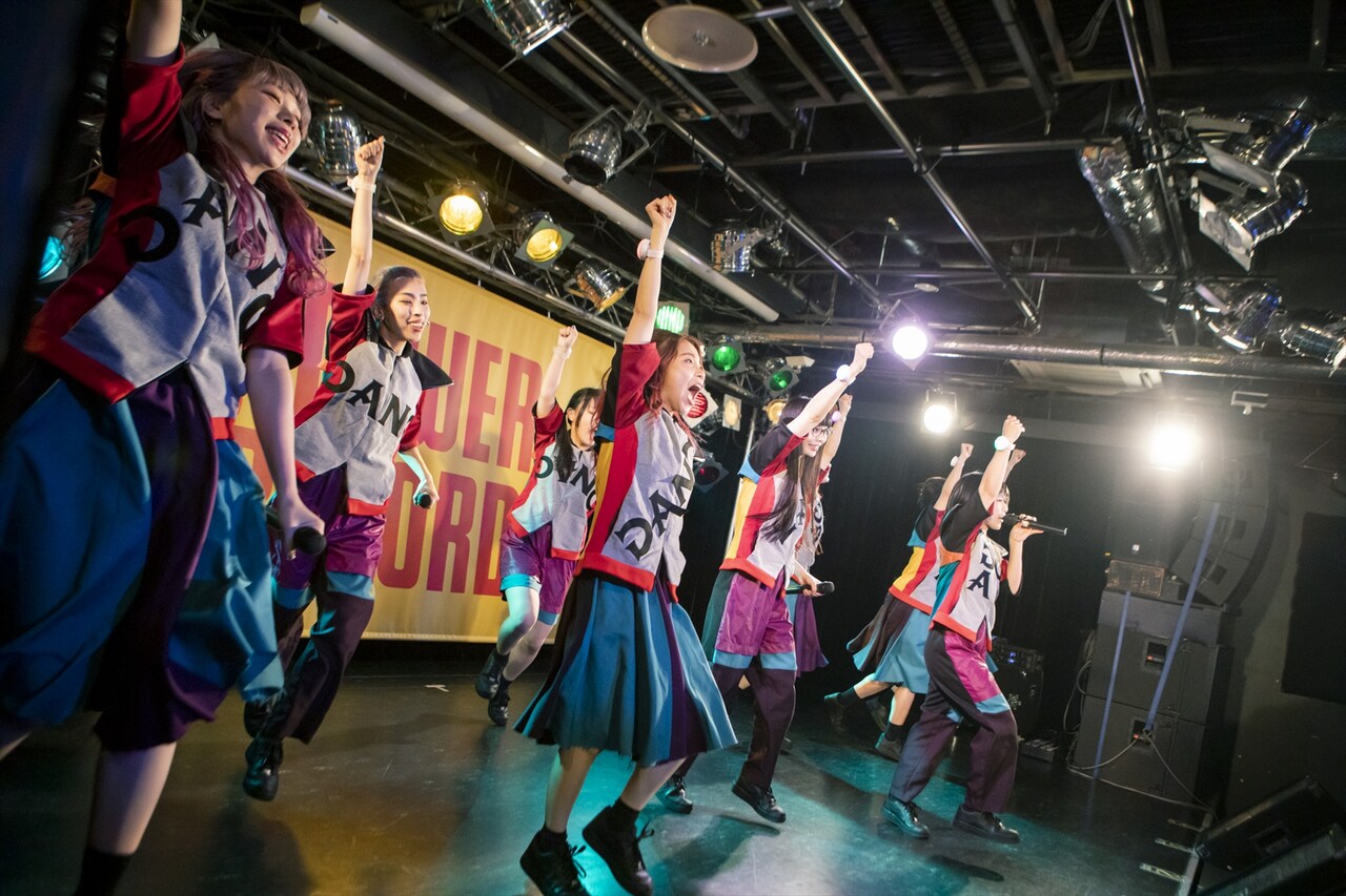 東京・タワーレコード渋谷店B1F CUTUP STUDIOでのミニライブ＆表彰式の様子。（撮影：外林健太）