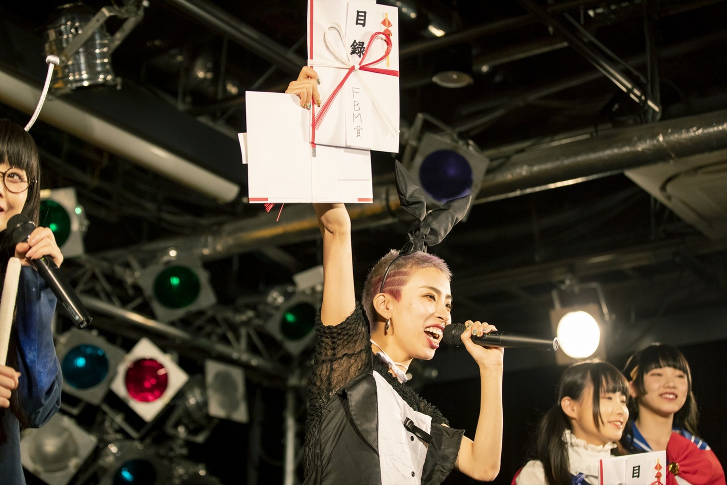 東京・タワーレコード渋谷店B1F CUTUP STUDIOでのミニライブ＆表彰式の様子。（撮影：外林健太）