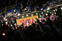 東京・タワーレコード渋谷店B1F CUTUP STUDIOでのミニライブ＆表彰式の様子。（撮影：外林健太）