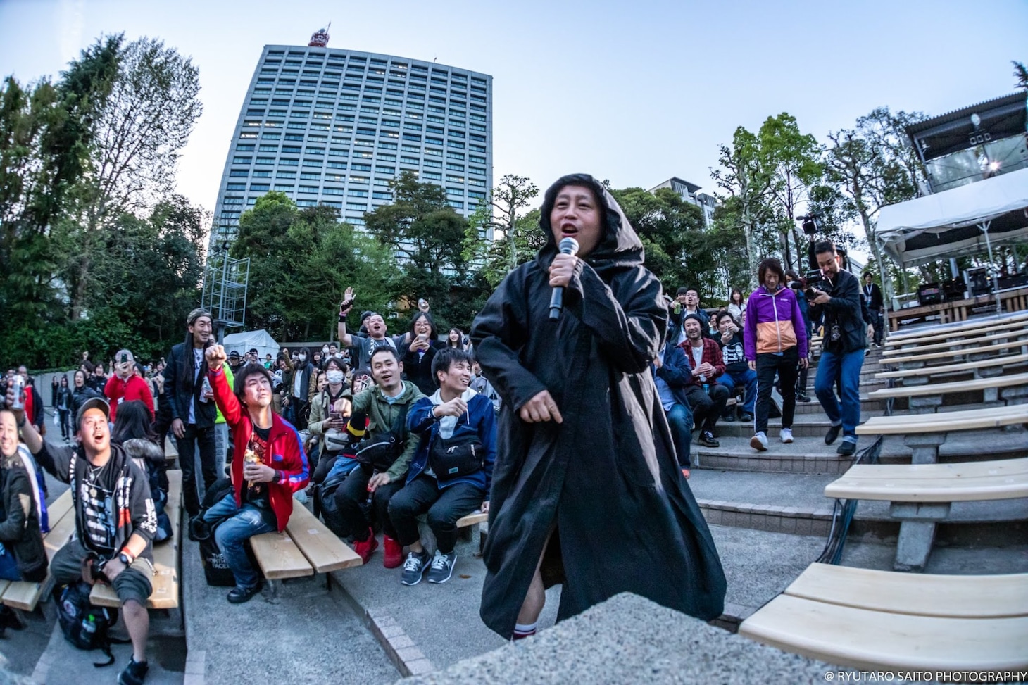 会場後方から現れたクリトリック・リス。