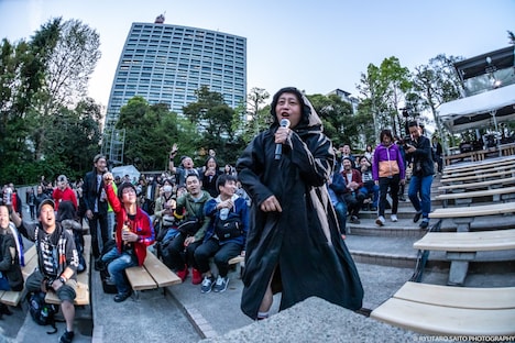 会場後方から現れたクリトリック・リス。