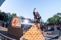 鏡割りを行うクリトリック・リス。