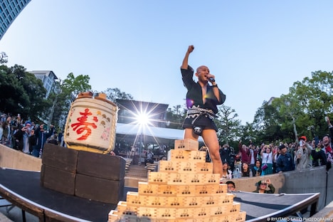 鏡割りを行うクリトリック・リス。