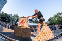 鏡割りを行うクリトリック・リス。