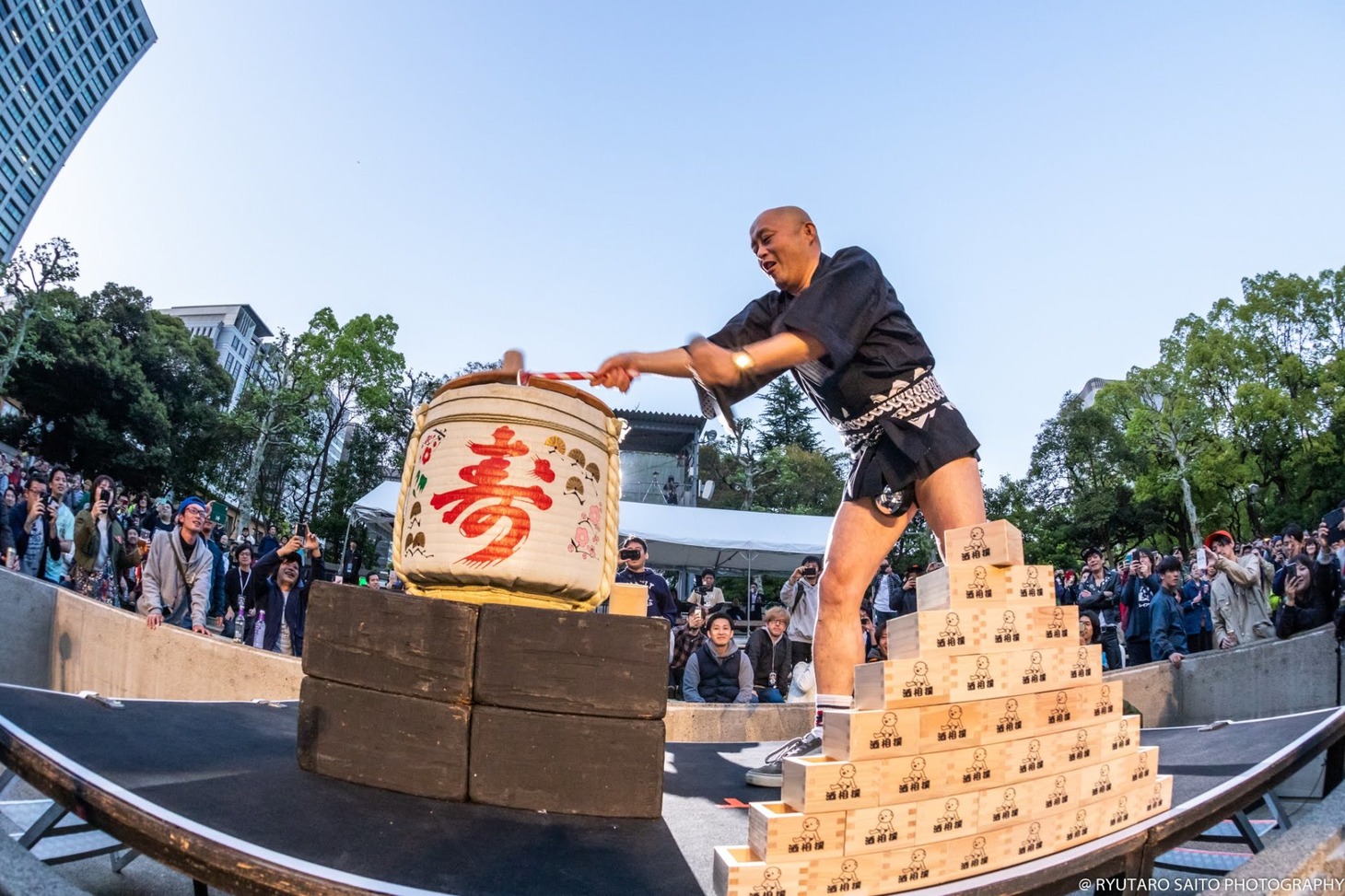 鏡割りを行うクリトリック・リス。