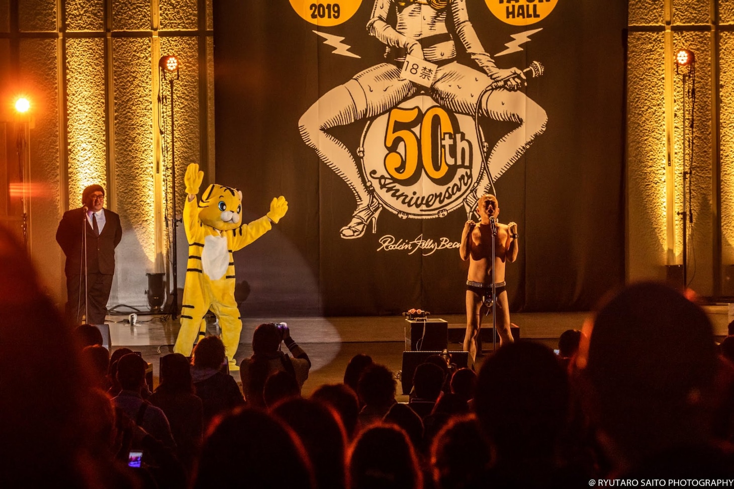 クリトリック・リスが「マリちゃんと熊のアーノルド」を歌う中、虎の着ぐるみが登場。