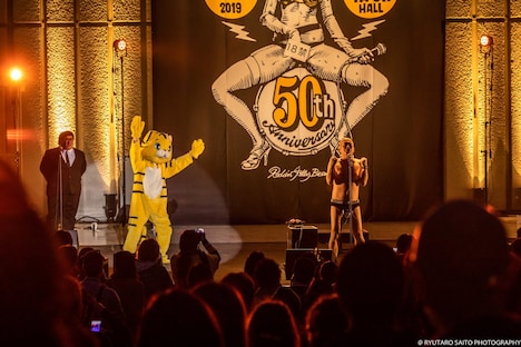 クリトリック・リスが「マリちゃんと熊のアーノルド」を歌う中、虎の着ぐるみが登場。