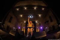 ミラーボールが輝く中、熱唱するクリトリック・リス。