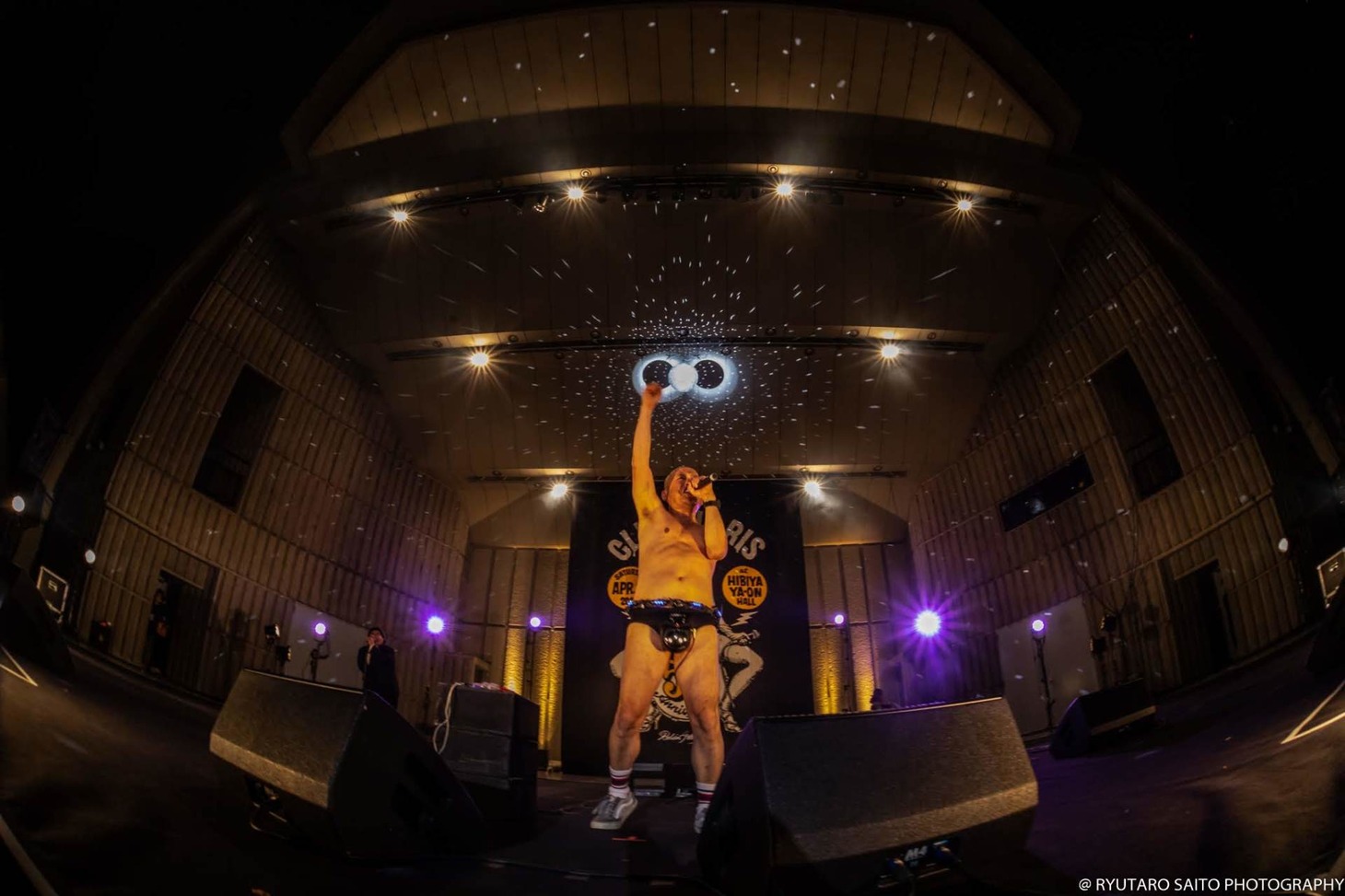 ミラーボールが輝く中、熱唱するクリトリック・リス。