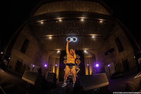 ミラーボールが輝く中、熱唱するクリトリック・リス。