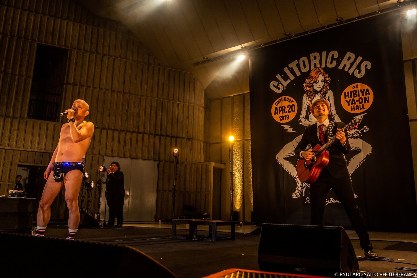 高井真と「さよなら高円寺」をパフォーマンスするクリトリック・リス。