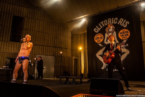 高井真と「さよなら高円寺」をパフォーマンスするクリトリック・リス。