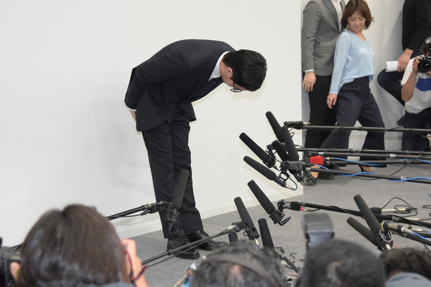 深く頭を下げて謝罪する浦田直也。
