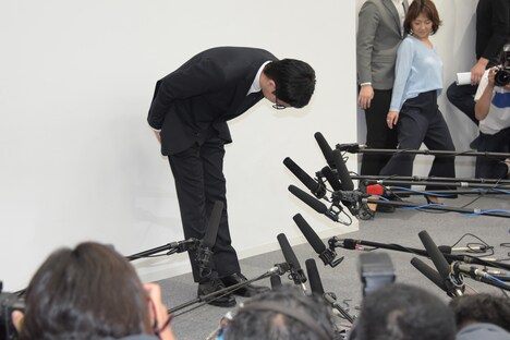 深く頭を下げる浦田直也。