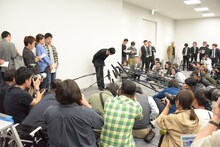 浦田直也（AAA）の謝罪会見の様子。