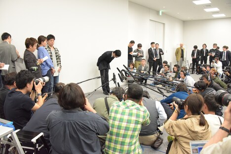 浦田直也（AAA）の謝罪会見の様子。