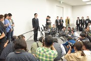 浦田直也謝罪会見の様子。