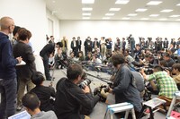 浦田直也謝罪会見の様子。