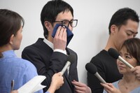 汗を拭う浦田直也。