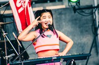 マナ（Vo, Key / CHAI）（撮影：小杉歩）