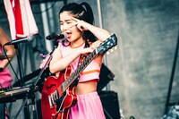 カナ（Vo, G, Key / CHAI）（撮影：小杉歩）