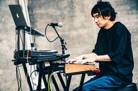 荒木正比呂（Key, Manipulator / 中村佳穂BAND）（撮影：小杉歩）