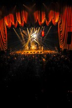 「ザ・クロマニヨンズ ツアー レインボーサンダー 2018-2019」東京・中野サンプラザホール公演の様子。（撮影：柴田恵理）