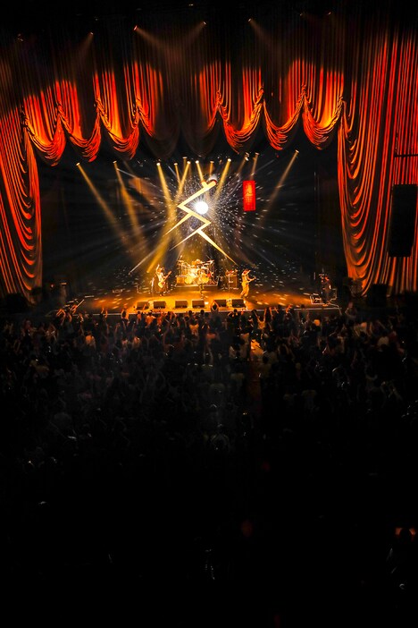 「ザ・クロマニヨンズ ツアー レインボーサンダー 2018-2019」東京・中野サンプラザホール公演の様子。（撮影：柴田恵理）